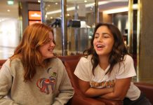 “Am Anfang haben wir uns gehasst” Die beiden Jungschauspielerinnen aus Dänemark haben sich durch die Dreharbeiten für Wildhexe angefreundet. Man sieht beide jungen Mädchen lachend nebeneinander sitzend.