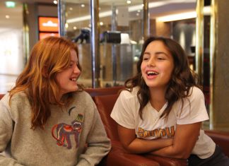 “Am Anfang haben wir uns gehasst” Die beiden Jungschauspielerinnen aus Dänemark haben sich durch die Dreharbeiten für Wildhexe angefreundet. Man sieht beide jungen Mädchen lachend nebeneinander sitzend.