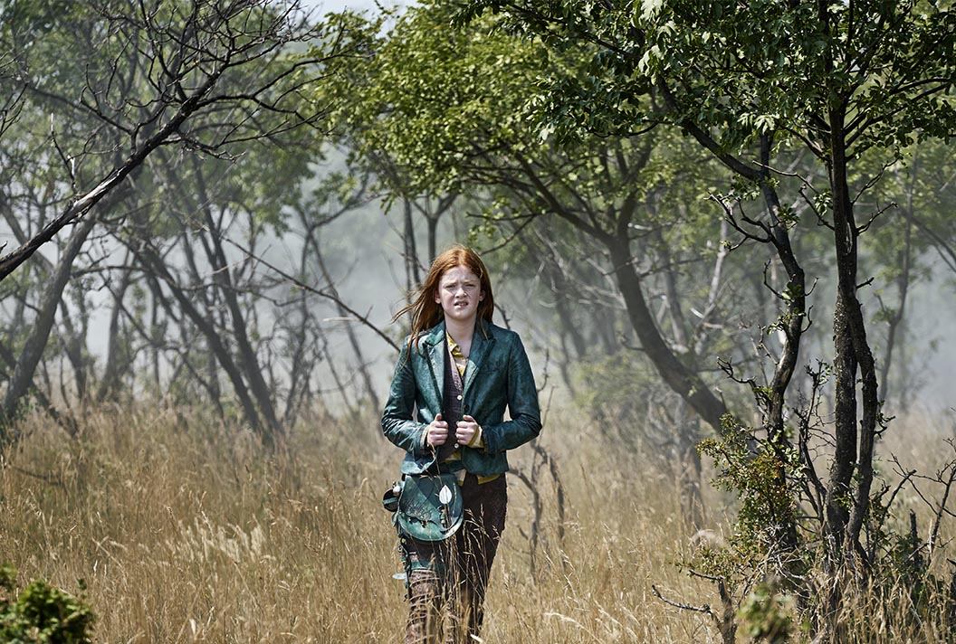Man sieht Clara (Gerda Lie Kaas) in grüner Jacke im Wald. Sie ist die Hauptdarstellerin von Wildhexe.