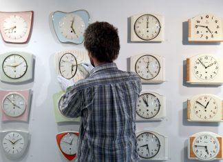 Europäer fordern Abschaffung der Zeitumstellung Zeitumstellung: Am Sonntag wird die Zeit um eine Stunde zurück gestellt. Foto: Patrick Seeger/dpa