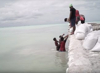 Ein Staat versinkt im Meer und keiner hilft Im Inselstaat Kiribati wird es bald kein trockenes Fleckchen mehr geben. Screenshot: Anote's Ark