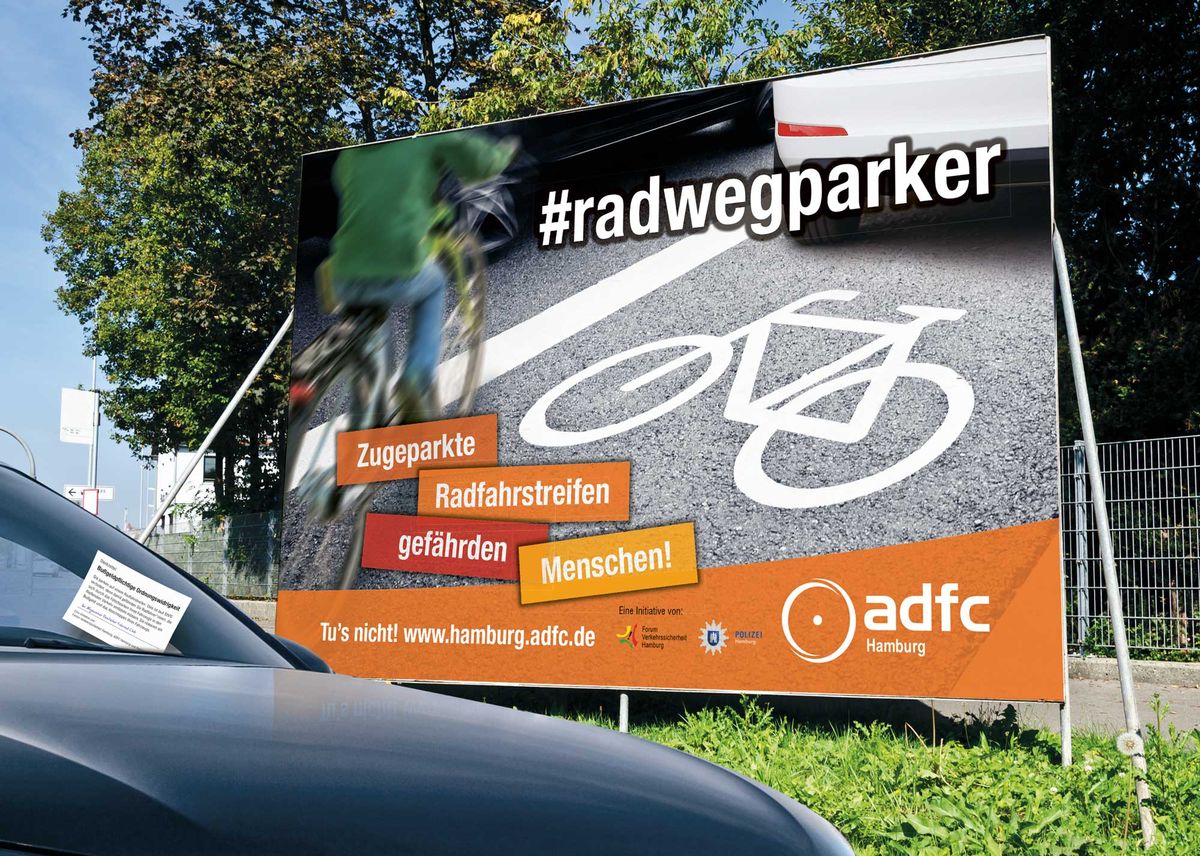 Mit diesen Plakaten machen der ADFC und das Forum Verkehrssicherheit auf die Aktion Radwegparker im Raum Hamburg aufmerksam. Foto: ADFC