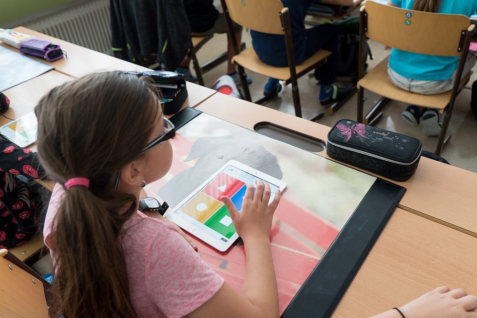 Im Rahmen des Digitalpakt Schule investiert der Bund bis 2024 fünf Milliarden Euro in den technischen Fortschritt an Schulen. Foto: pixabay