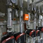 Rückkauf des Fernwärmenetzes verzögert sich Mehrere Rohre in einem Fernwärmenetz.