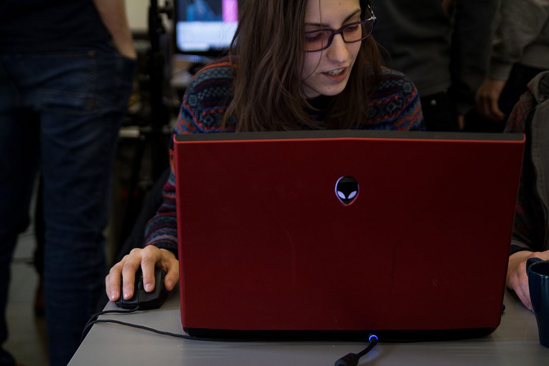 Eine Studentin sitzt vor ihrem Laptop beim HAW Game Jam.