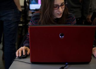 Visitenkarte für den Gamesmarkt Eine Studentin sitzt vor ihrem Laptop beim HAW Game Jam.