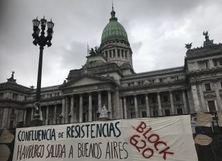 G20 in Buenos Aires startet – Hamburger protestieren Vor dem Kongress in Buenos Aires hängt ein Banner, mit dem Demonstranten aus Deutschland ihre Solidarität mit den Menschen in Argentinien ausdrücken wollen. Foto: Georg Ismar/dpa