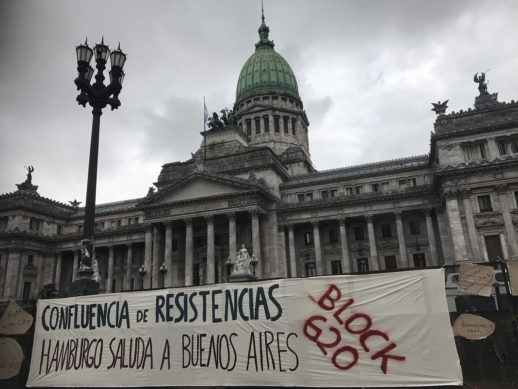 Vor dem Kongress in Buenos Aires hängt ein Banner, mit dem Demonstranten aus Deutschland ihre Solidarität mit den Menschen in Argentinien ausdrücken wollen. Foto: Georg Ismar/dpa
