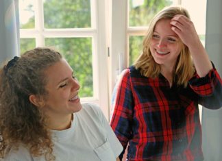 Volle Gefängnisse und gestresstes Personal In der dritten Folge des Redaktionspodcasts Aus dem Nest sprechen Nadine von Piechowski und Amelie Rolfs über den Radio Workshop mit Ulrich Hägele. In der zweiten Folge ging es um Hamgerer Gefängnisse und in der ersten Folge sprachen die beiden mit Melina Mord über eine interaktive Fahrradkarte. Foto: Luisa Höppner