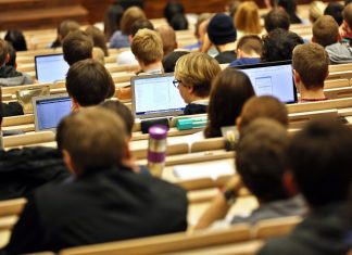 Demo zur Finanzierung von Hochschulen Das Demonstrationsbündnis fordert die bessere Ausfinanzierung der Hochschulen. Bild mit Studierenden im Hörsaal. Foto: Jan Woitas/ZB/dpa