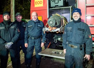 Fliegerbombe in Wilhelmsburg entschärft Die Entschärfer des Kampfmittelräumdienstes in Wilhelmsburg nach getaner Arbeit (v.l.): Andre Kowalzik, Jörn Kalies, Burkhard Mantsch und Roland Weiler Foto: Daniel Bockwoldt/dpa