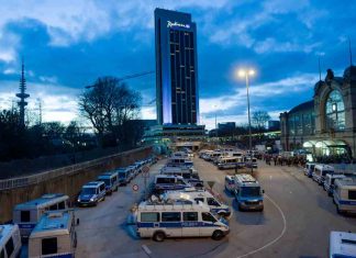 Anti-Merkel-Demo: Verkehrschaos erwartet Bei der "Merkel muss weg"-Demonstration am Dammtor kann es heute zu Einschränkungen des Verkehrs kommen. Foto: Axel Heimken