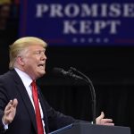 Interview: „American Chaos“ zu den Midterms Donald Trump bei einer Rede. Von seinem Wahlkampf handelt der Film "American Chaos"