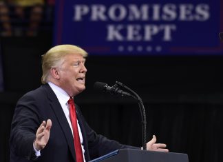 Interview: „American Chaos“ zu den Midterms Donald Trump bei einer Rede. Von seinem Wahlkampf handelt der Film "American Chaos"