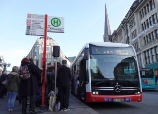 Erster Elektrobus für Hamburg Hamburg hat heute seinen ersten Elektrobus in Empfang genommen. Foto: Hannah Wagner/dpa