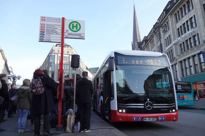 Hamburg hat heute seinen ersten Elektrobus in Empfang genommen. Foto: Hannah Wagner/dpa