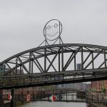 Smiley leuchtet in der Speicherstadt Eine sieben Meter hohe Smiley-Skulptur aus Stahl und Neonröhren leuchtet auf der Brücke am Kibbelsteg. Die Hafencity stellte ihr Kulturprogramm "Imagine the City" vor. Foto: Axel Heimken/dpa +++ dpa-Bildfunk +++