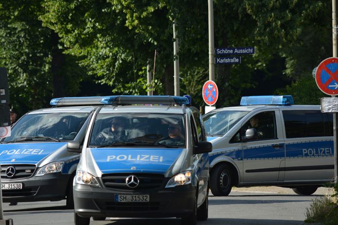 Polizeiübung in der Hamburger Innenstadt. Polizeiautos rücken zum Einsatz aus.Foto: Pixabay