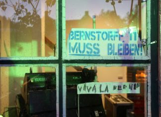 Runder Tisch zu “Viva la Bernie” abgesagt Fensterscheibe Künstlerhof Bernstorffstraße 117, auf der steht "Viva La Bernie".