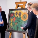 NDR: Gestohlenes Nolde-Gemälde wieder aufgetaucht NDR-Intendant Lutz Marmor (l) begutachtet das Bild "Sonnenblumen" von Emil Nolde.