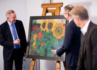 NDR: Gestohlenes Nolde-Gemälde wieder aufgetaucht NDR-Intendant Lutz Marmor (l) begutachtet das Bild "Sonnenblumen" von Emil Nolde.