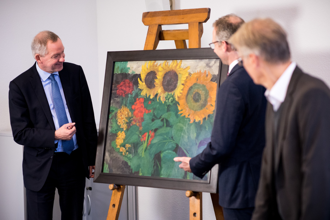 NDR-Intendant Lutz Marmor (l) begutachtet das Bild "Sonnenblumen" von Emil Nolde.
