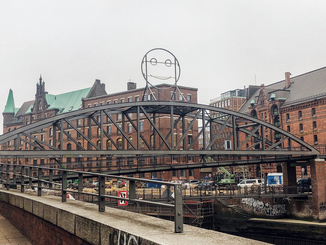 Im Rahmen des von Ellen Blumenstein imitierten Programms "Imagine the City" leuchtet ein sieben Meter hoher Smiley an der Brücke am Kibbelsteg. Foto: Cherifa Akili