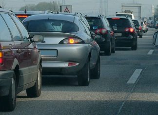 A7: Lamellenbruch sorgt für lange Staus A7: Durch Lamellenbruch kommt es auf der Autobahn zu Verkehrsbehinderungen.