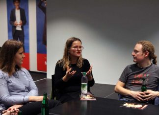 “Deine Rolle hat mich am Anfang richtig genervt!” Uni trifft Theater. Eine Teilnehmerin sitzt in der Runde und diskutiert mit den Schuaspieler*innen über das Stück. Foto: Nadine von Piechowski