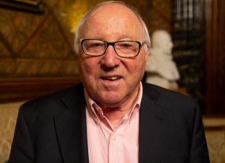 Uwe Seeler: “Fiete muss regelmäßiger spielen” Uwe Seeler lächelt in die Kamera.