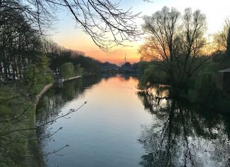 Kommt nach dem Spätsommer gleich der Winter? Vielleicht gibt es weiße Weihnachten. Im Moment bringt das Wetter aber den Sonnenuntergang in herbstlichen Temperaturen.