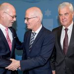 Bürgerschaft bestätigt neuen Wirtschaftssenator Peter Tschentscher (SPD), Hamburgs Erster Bürgermeister, schüttelt Michael Westhagemann (parteilos, l), Hamburgs neuem Wirtschaftssenator, die Hand. Neben ihnen steht Frank Horch (parteilos), Hamburgs scheidender Wirtschaftssenator. Foto: Axel Heimken/dpa