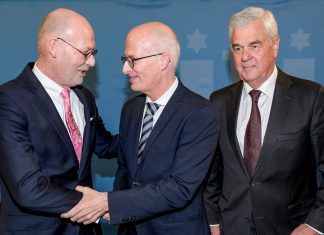 Bürgerschaft bestätigt neuen Wirtschaftssenator Peter Tschentscher (SPD), Hamburgs Erster Bürgermeister, schüttelt Michael Westhagemann (parteilos, l), Hamburgs neuem Wirtschaftssenator, die Hand. Neben ihnen steht Frank Horch (parteilos), Hamburgs scheidender Wirtschaftssenator. Foto: Axel Heimken/dpa