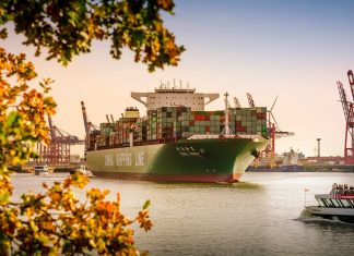 Schwach an der Kaikante, stark auf der Schiene Hambuger Hafen, CSCL Venus