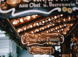 Weihnachtsmarkt-Start: Hier gibt’s Glühwein Eierpunsch und Glühwein auf dem Weihnachtsmarkt.