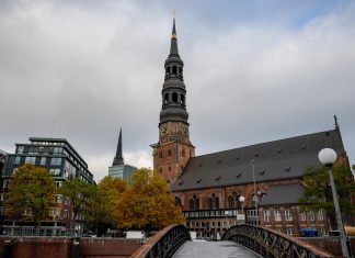 Feuer im Anbau der Hauptkirche Sankt Katharinen Der Anbau der Hauptkirche Sankt Katharinen brannte am Montagabend. Foto: Axel Heimken/dpa