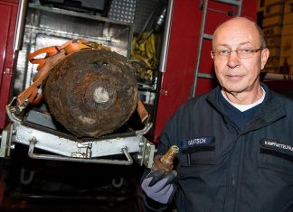 Fliegerbombe in Waltershof Burkhard Mantsch, Sprengmeister des Kampfmittelräumdienstes, steht neben einer entschärften Fliegerbombe.