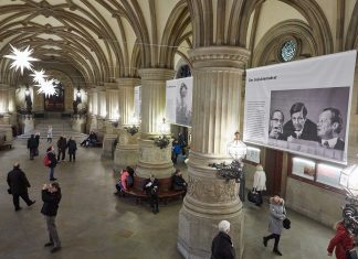 Fotoausstellung: 100 Jahre Helmut Schmidt Heute eröffnet die Fotoausstellung, die in 100 Bildern das Leben von Helmut Schmidt zeigt. Foto: Georg Wendt/dpa