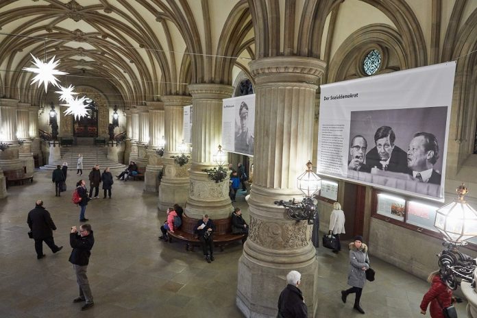 Heute eröffnet die Fotoausstellung, die in 100 Bildern das Leben von Helmut Schmidt zeigt. Foto: Georg Wendt/dpa