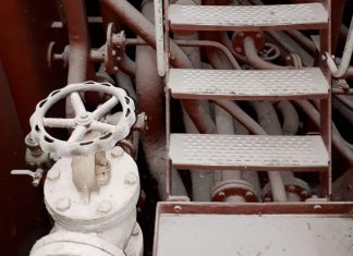 Verwüstung in der Cap San Diego Eine Treppe der Cap San Diego mit weißem Pulver.