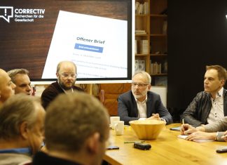 Ermittlungen gegen Correctiv-Chefredakteur Oliver Schröm (zweiter von rechts) im Gespräch mit seinen Kollegen von Correctiv. Foto: CIvo Mayr/ CORRECTIV