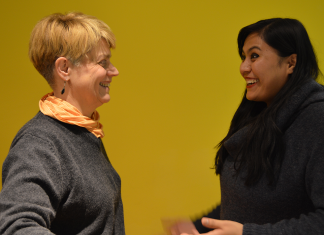 Geflüchtete erzählen ihre Geschichten Geflüchtete: Die geflüchtete Afghanin Sahar Reza (r.) lernt viel von Tilla Lingenberg (l.). Foto: Shahrzad Rahbari