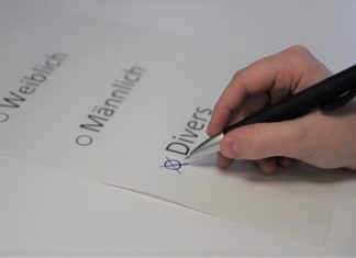 Bundestag stimmt für drittes Geschlecht Drittes Geschlecht: Ein Zettel mit den Auswahlmöglichkeiten weiblich, männlich und divers.