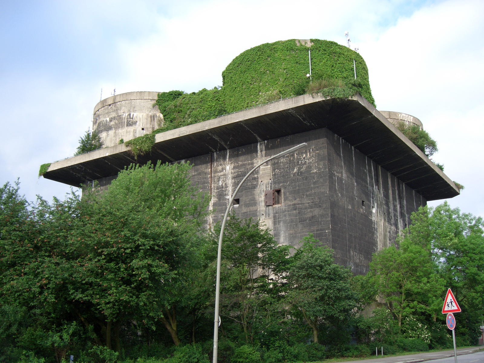 Ein Insektenhotel in Form des Bunkers.