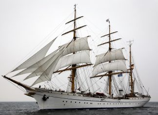 Gorch Fock: Verdacht auf Korruption Die Gorch Fock im Wasser.