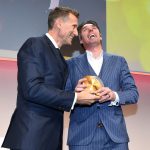 Hamburger-Sportlergala_Michael-Stich-nimmt-den-Ehrenpreis-von-Patrick-Kühn-entgegen