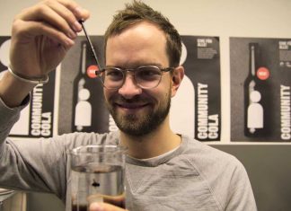 Wie ein Hamburger die Cola nachbaut Jan van Schwamen tropft Zuckerkulör für die Community Cola in ein Glas mit Wasser.