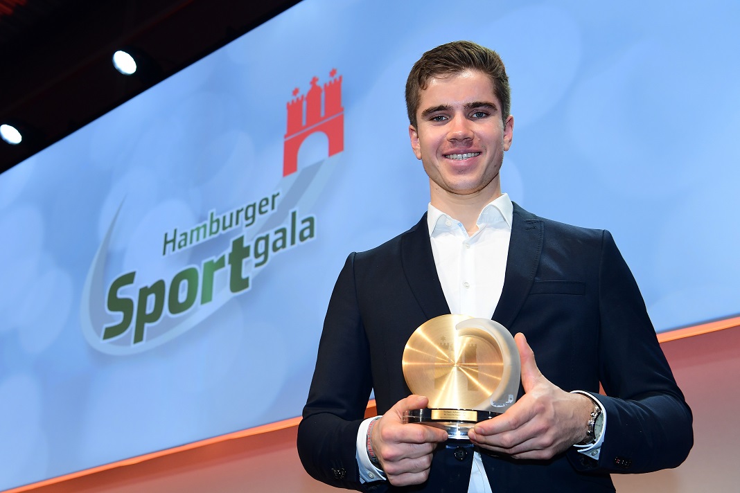 Hamburgs Sportler des Jahres Torben Johannesen mit der Medaille.