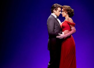 Musical: “Pretty Woman” kommt nach Hamburg Pretty Woman: So sieht "Pretty Woman" am Broadway aus, ab September wird die Liebesgeschichte auch in Hamburg aufgeführt. Ein Mann und eine Frau im roten Kleid umarmen sich auf der Bühne.