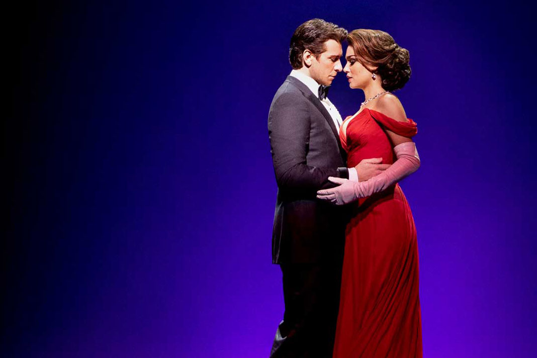 Pretty Woman: So sieht "Pretty Woman" am Broadway aus, ab September wird die Liebesgeschichte auch in Hamburg aufgeführt. Ein Mann und eine Frau im roten Kleid umarmen sich auf der Bühne.
